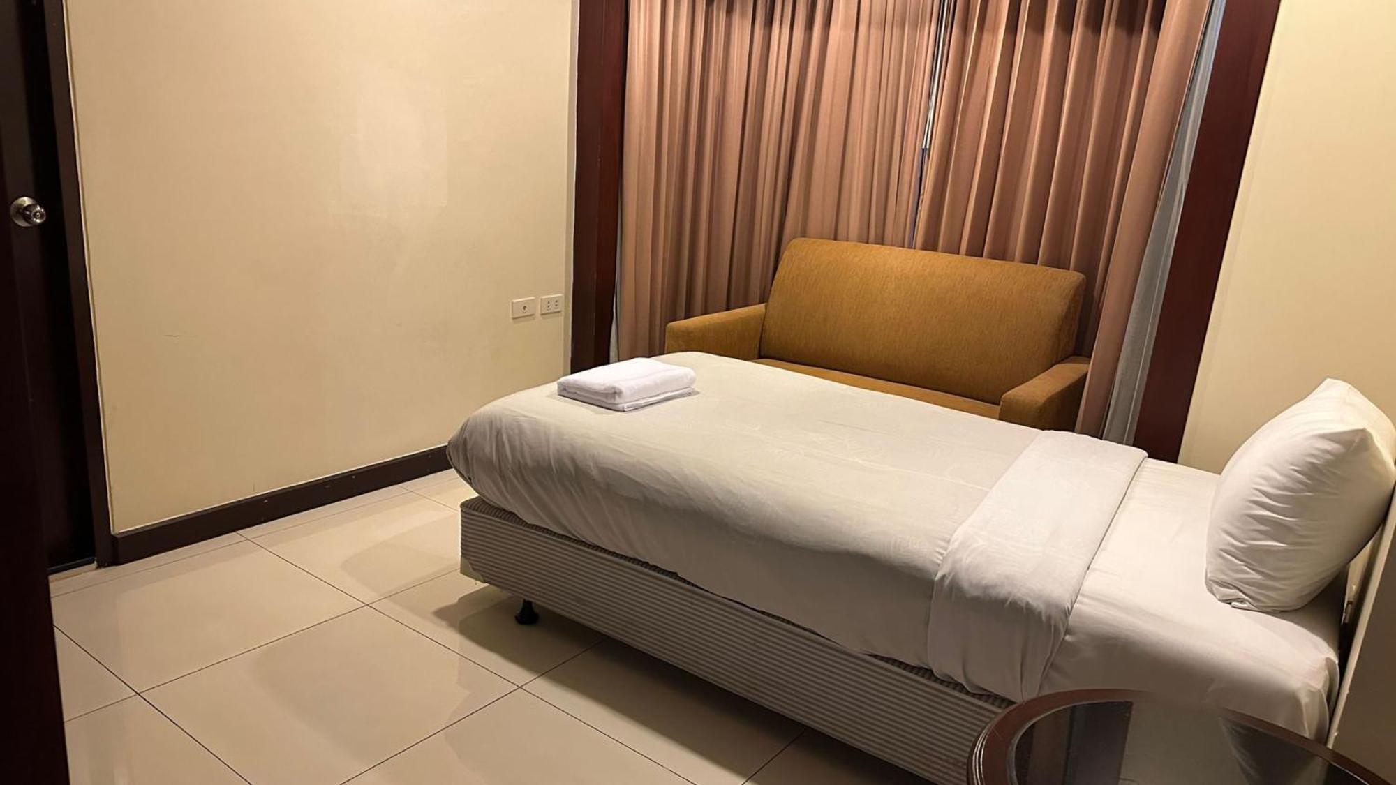 Omni Tower Sukhumvit Nana Direct Hotell Bangkok Exteriör bild