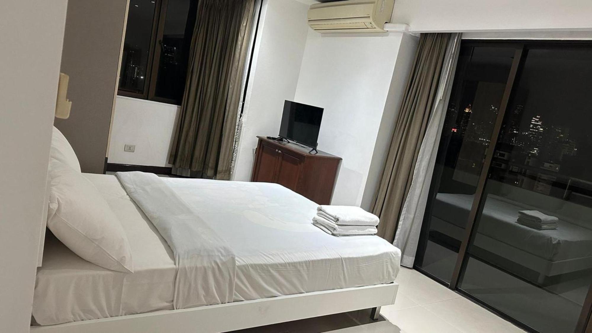 Omni Tower Sukhumvit Nana Direct Hotell Bangkok Exteriör bild