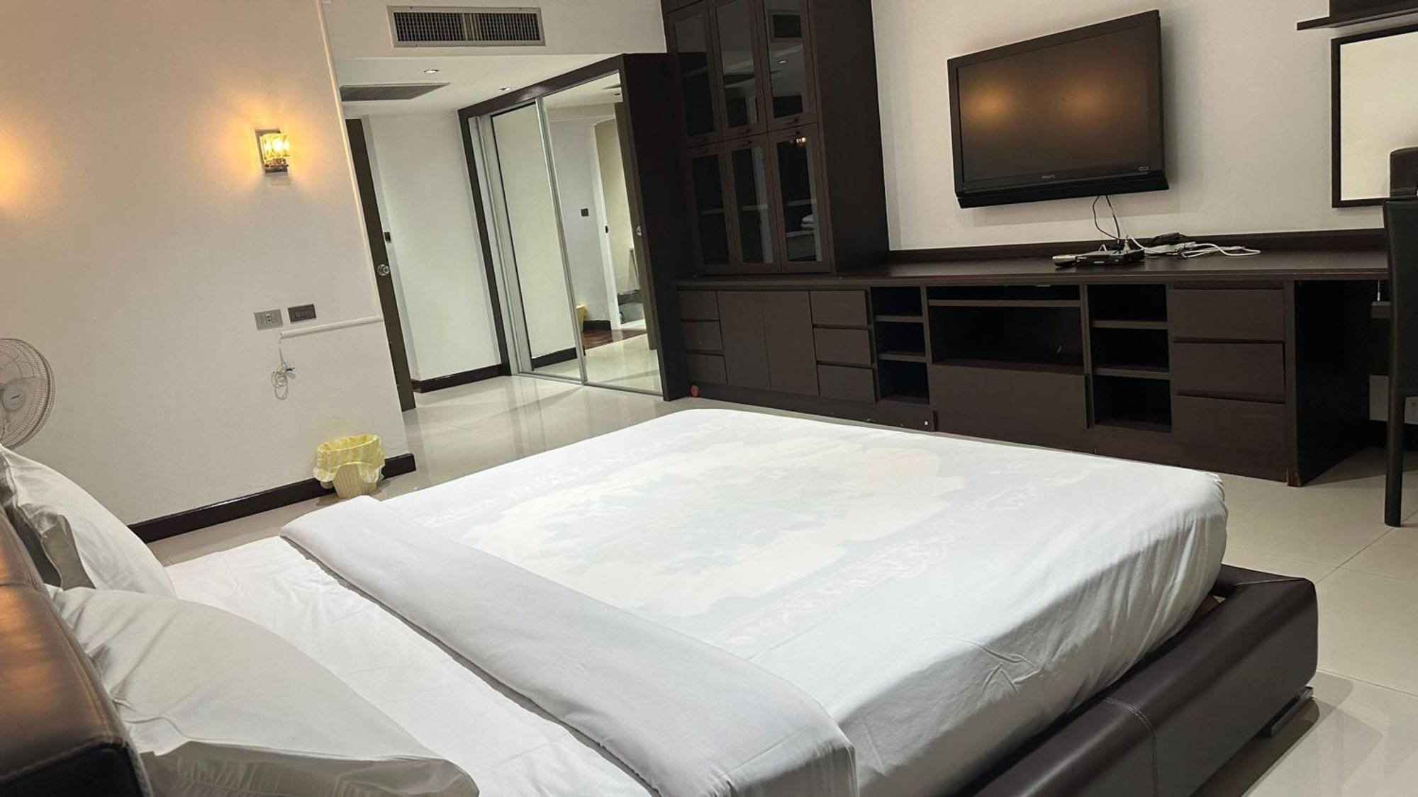 Omni Tower Sukhumvit Nana Direct Hotell Bangkok Exteriör bild