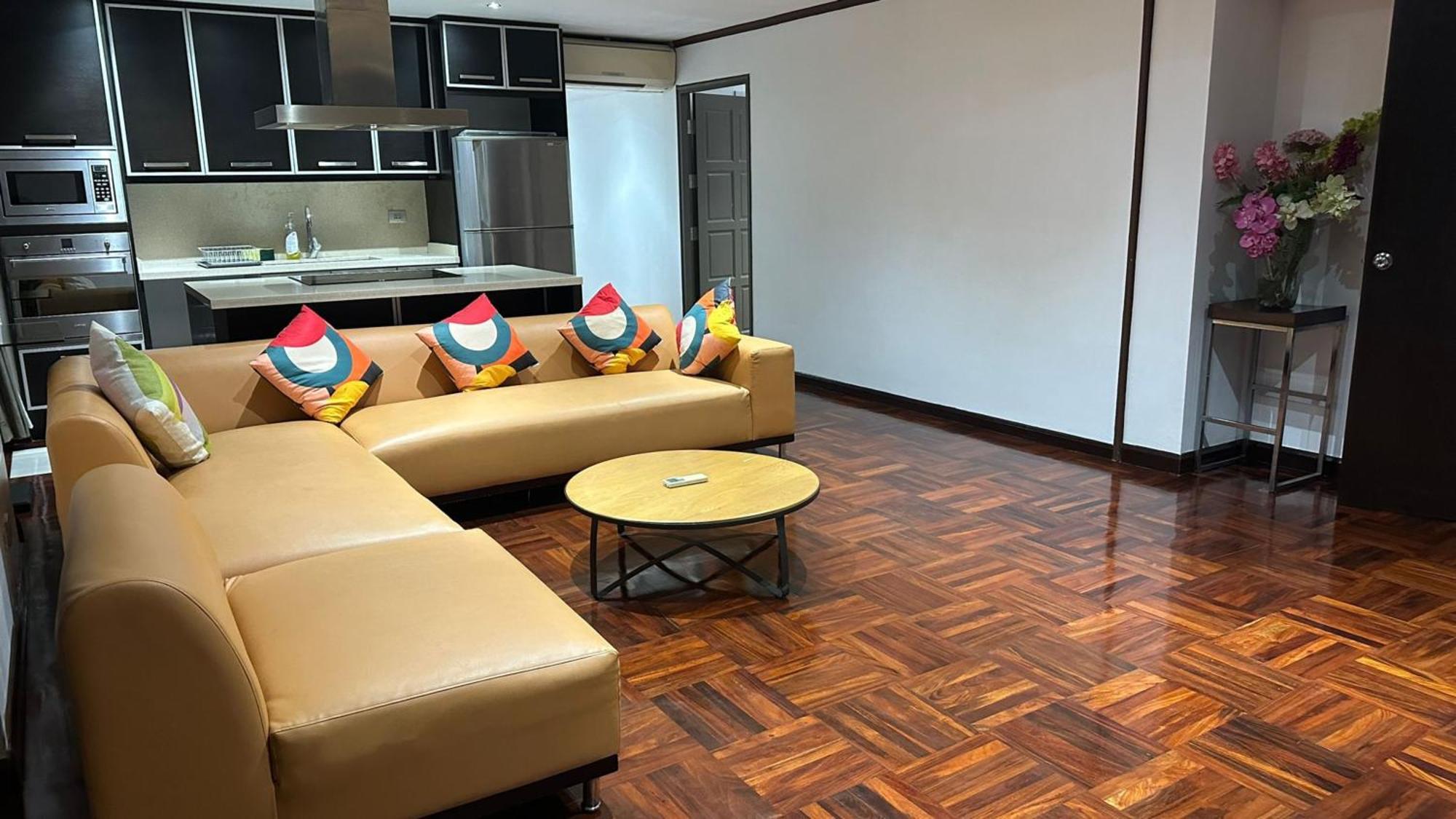Omni Tower Sukhumvit Nana Direct Hotell Bangkok Exteriör bild