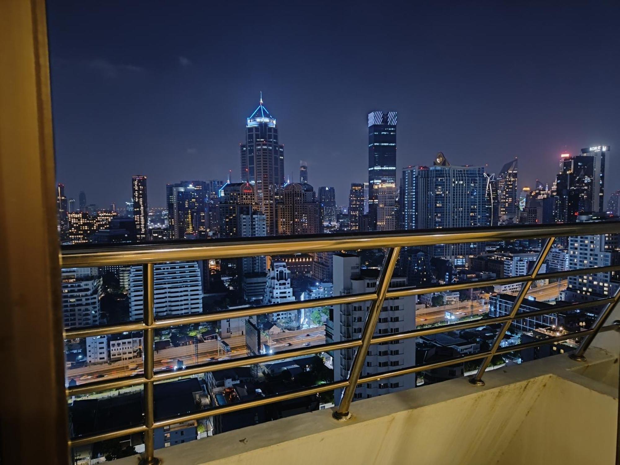 Omni Tower Sukhumvit Nana Direct Hotell Bangkok Exteriör bild