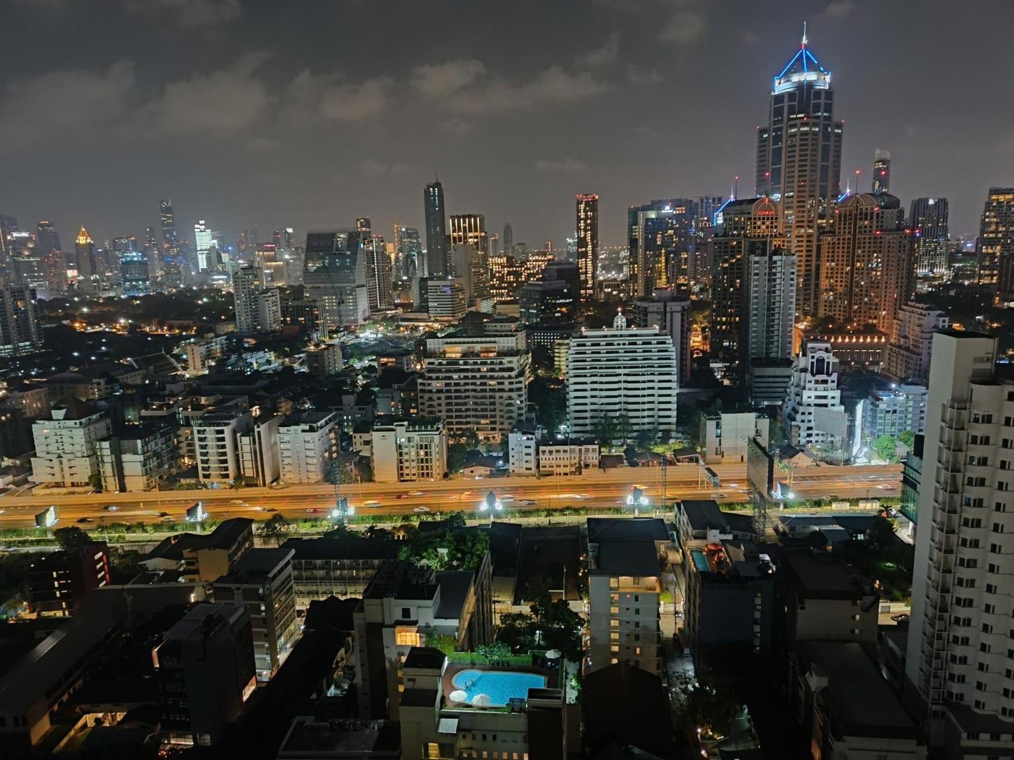 Omni Tower Sukhumvit Nana Direct Hotell Bangkok Exteriör bild