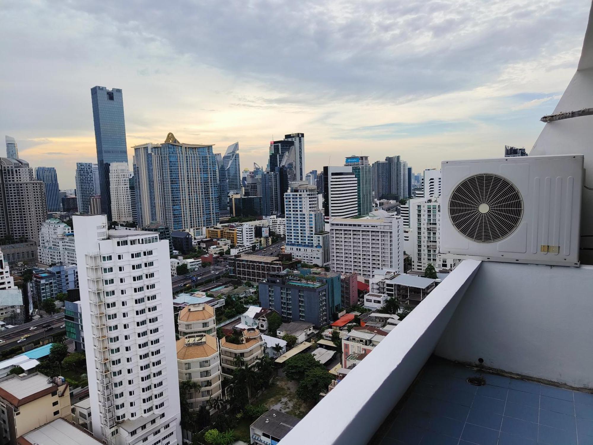 Omni Tower Sukhumvit Nana Direct Hotell Bangkok Exteriör bild