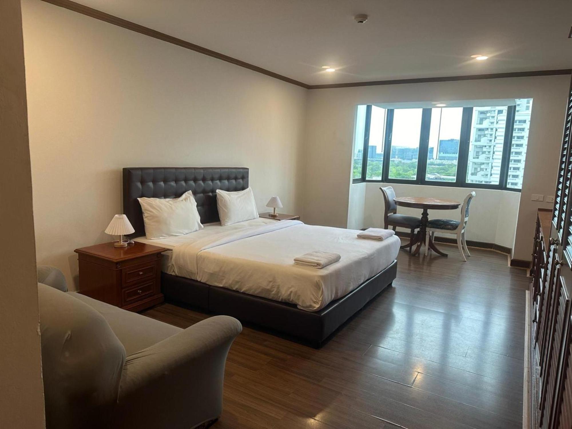 Omni Tower Sukhumvit Nana Direct Hotell Bangkok Exteriör bild