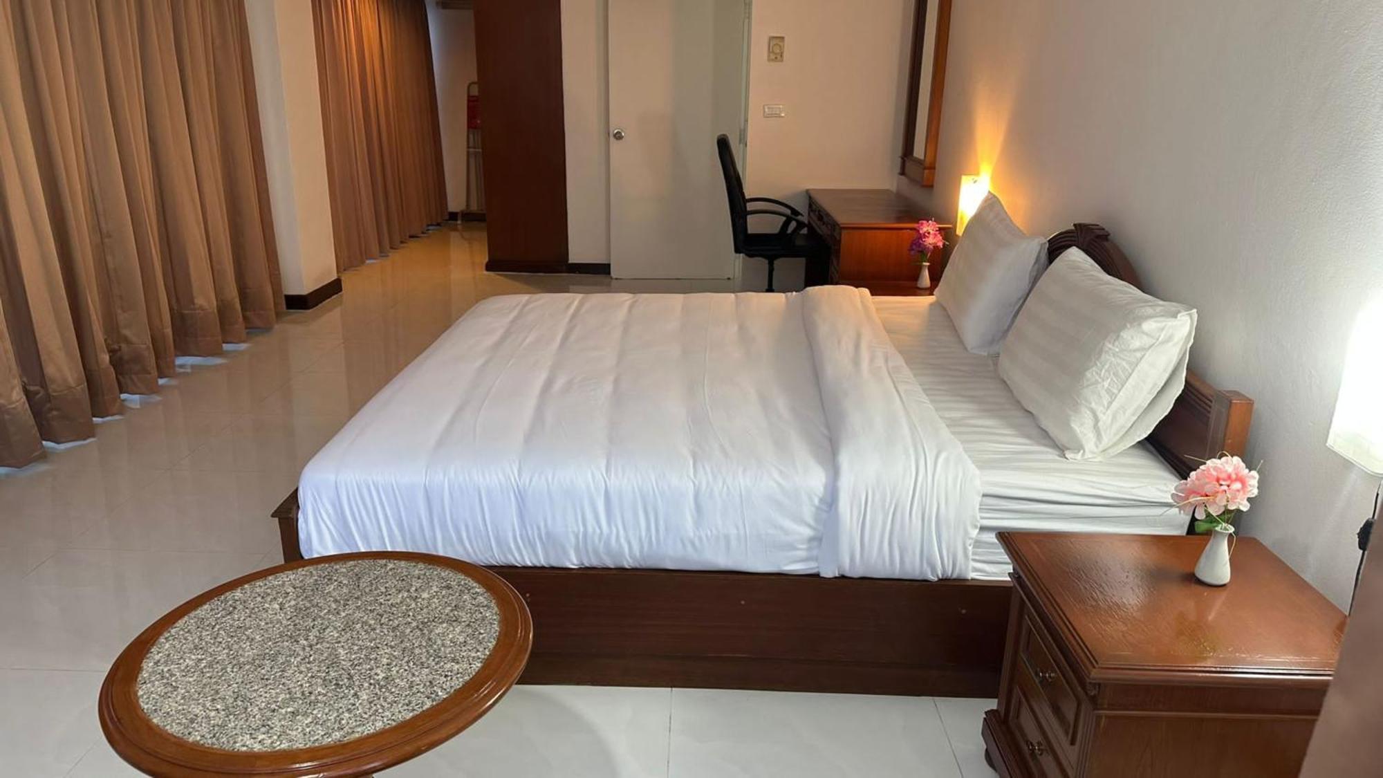 Omni Tower Sukhumvit Nana Direct Hotell Bangkok Exteriör bild