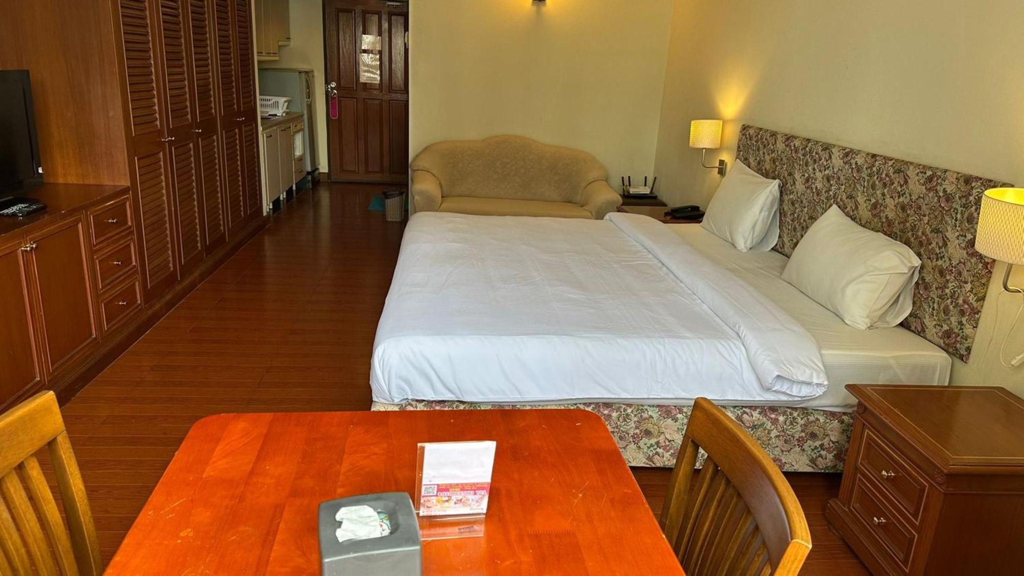 Omni Tower Sukhumvit Nana Direct Hotell Bangkok Exteriör bild