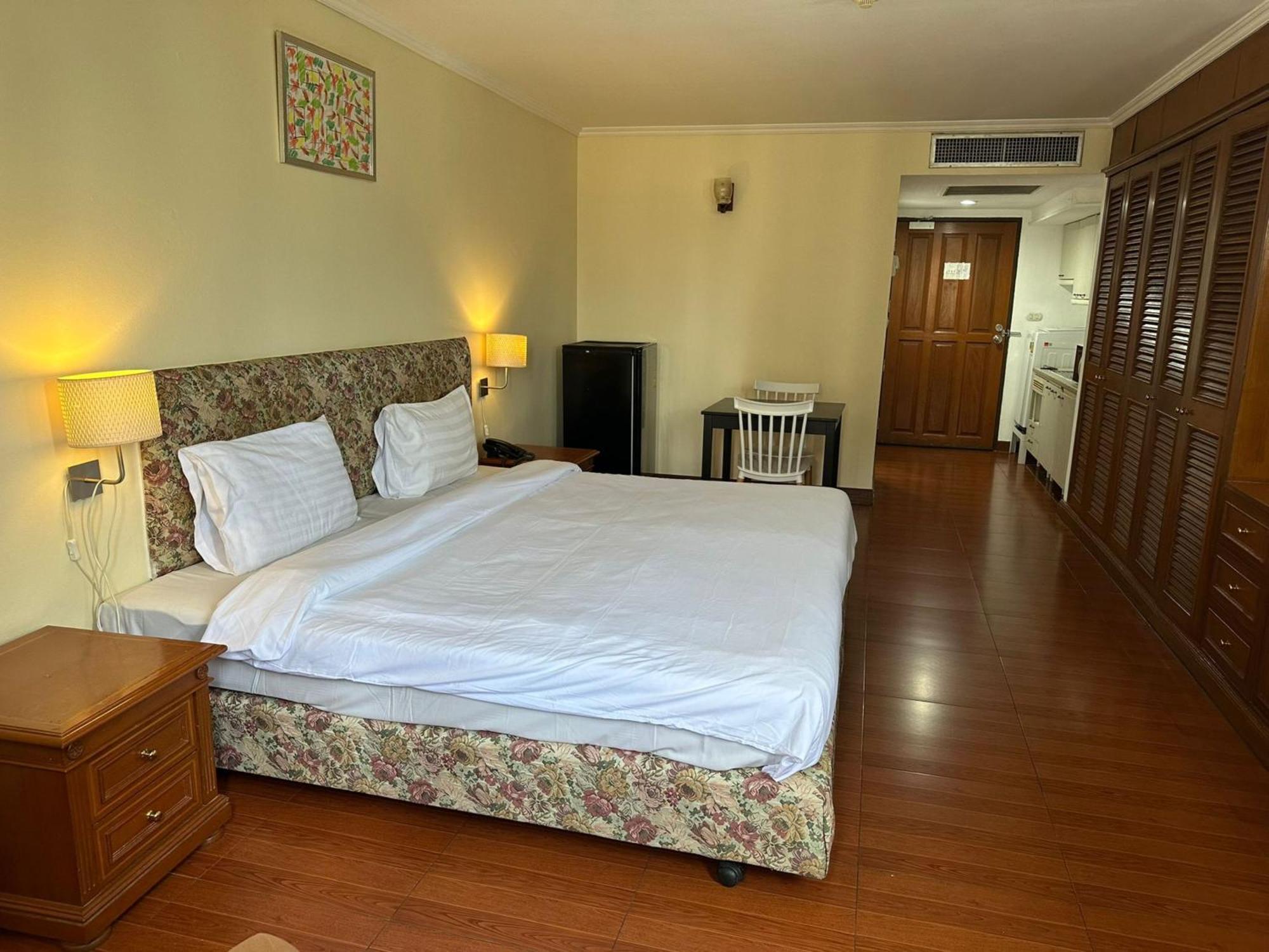 Omni Tower Sukhumvit Nana Direct Hotell Bangkok Exteriör bild