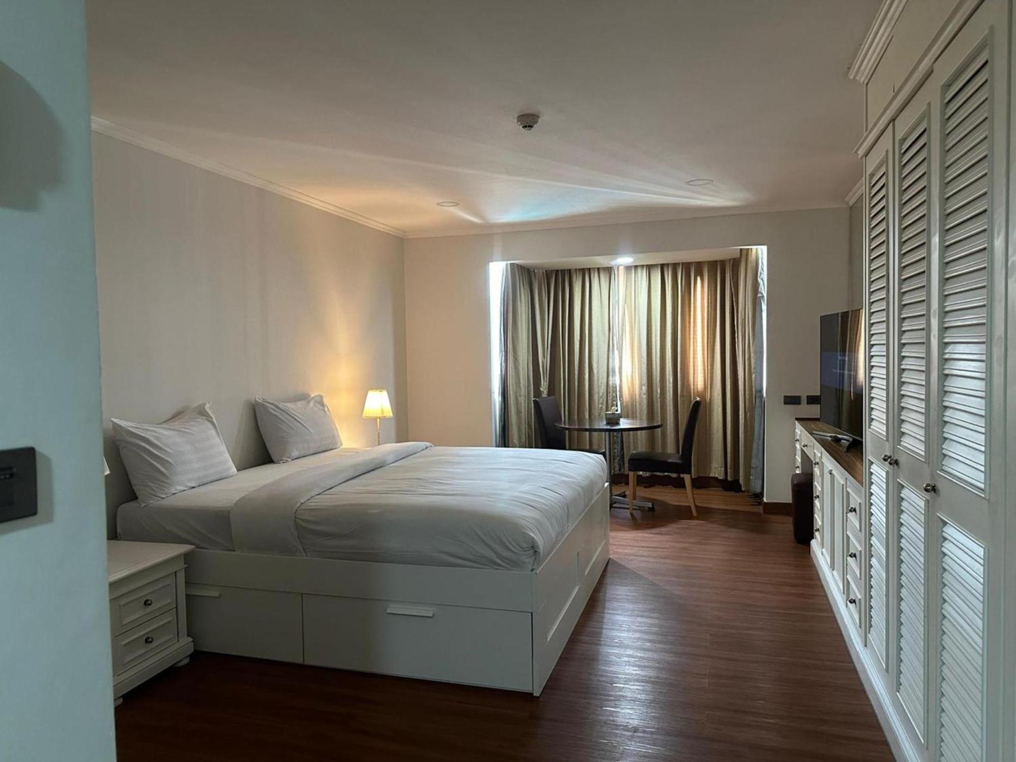 Omni Tower Sukhumvit Nana Direct Hotell Bangkok Exteriör bild