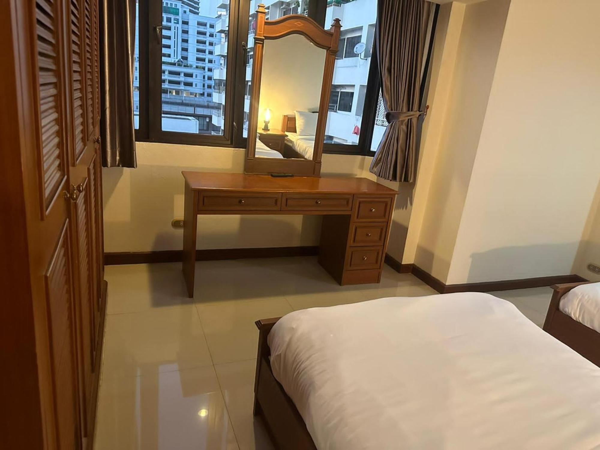 Omni Tower Sukhumvit Nana Direct Hotell Bangkok Exteriör bild